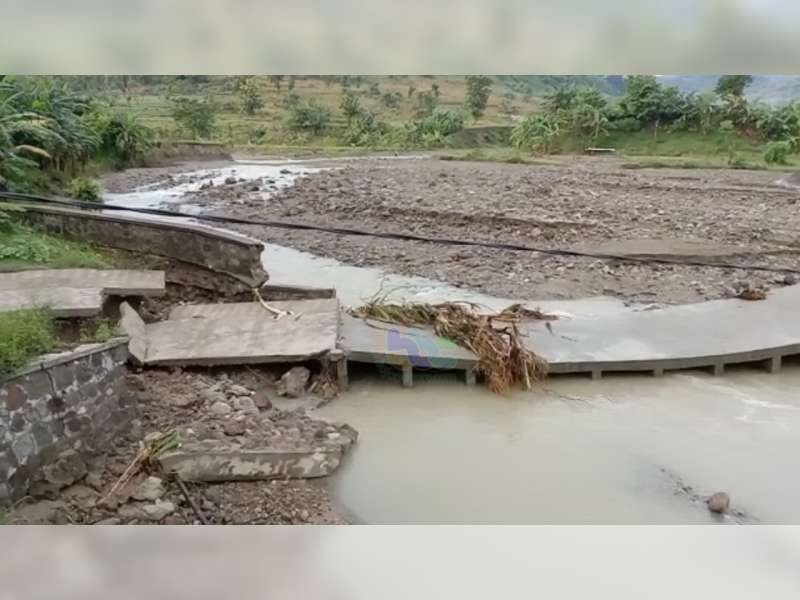 Diterjang Banjir, Jembatan Penghubung di Desa Sambongrejo, Gondang, Bojonegoro, Ambrol