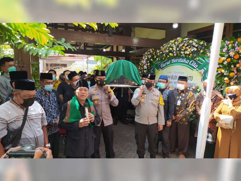 Jenazah dr Endah Wahyu Utami, Istri Wakil Bupati Bojonegoro, Dimakamkan