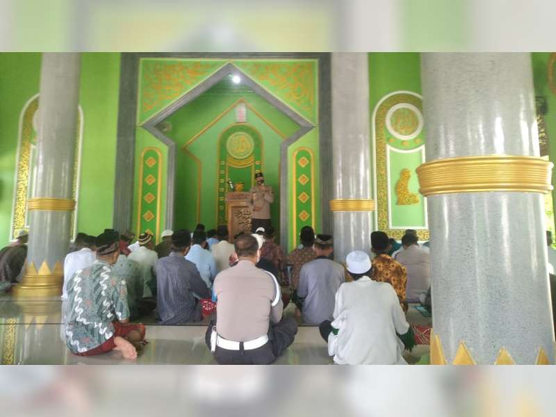 Safari Jumat, Kapolsek Sumberrejo, Bojonegoro, Ajak Jemaah Disiplin Prokes COVID-19