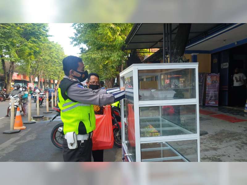 Sat Lantas Polres Bojonegoro Sediakan Etalase Nasi Gratis untuk Warga