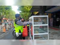 Sat Lantas Polres Bojonegoro Sediakan Etalase Nasi Gratis untuk Warga