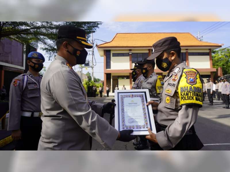 Kapolres Bojonegoro Beri Penghargaan 3 Personel Yang Berprestasi Beritabojonegoro Com