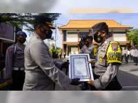 Kapolres Bojonegoro Beri Penghargaan 3 Personel yang Berprestasi