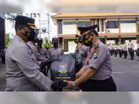 Kapolres Lepas 6 Personel Polres Bojonegoro yang Jalani Masa Pensiun