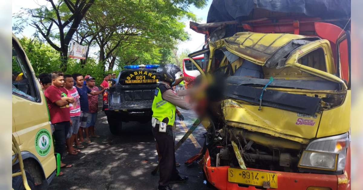 Kecelakaan Di Sumberrejo, Bojonegoro, Seorang Pengemudi Truk Meninggal ...