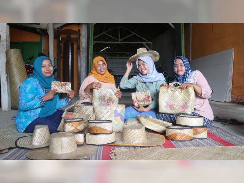 Kerajinan Anyaman Pandan Asal Kedungadem, Bojonegoro Ini Tembus Pasar Luar Daerah