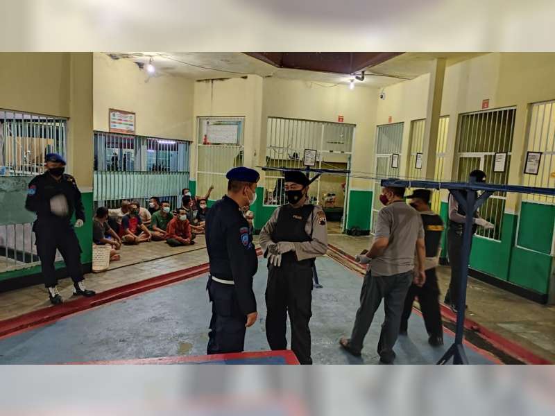 Razia di Rutan Blora, Petugas Gabungan Temukan Handphone dan Senjata Tajam