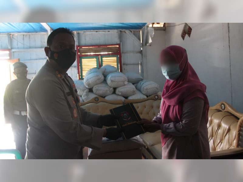 Kapolres Bojonegoro Beri Bantuan pada Istri Terduga Teroris di Temayang