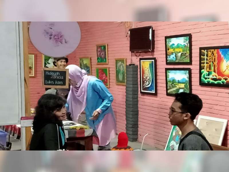 Peringati Hari Kartini, Pelukis Perempuan Bojonegoro Gelar Pameran Lukisan