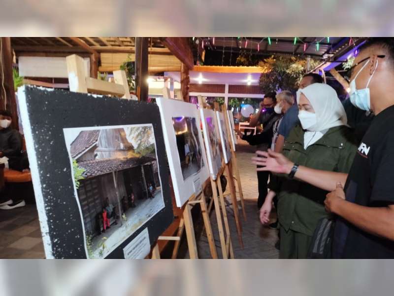 Bupati Saksikan Pameran Foto Karya Jurnalis Foto Nusantara Bojonegoro