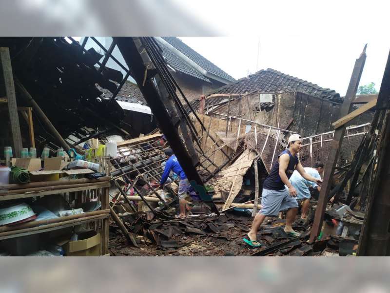 Diduga Sudah Lapuk, Bangunan Dapur Milik Warga Sumberrejo, Bojonegoro, Roboh