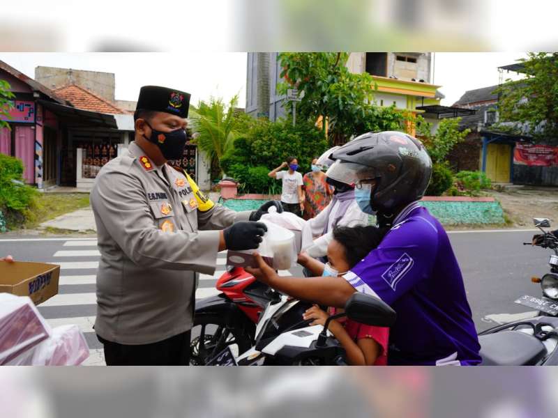 Jelang Buka Puasa, Kapolres Bojonegoro Bagi Takjil pada Warga yang Melintas di Jalan