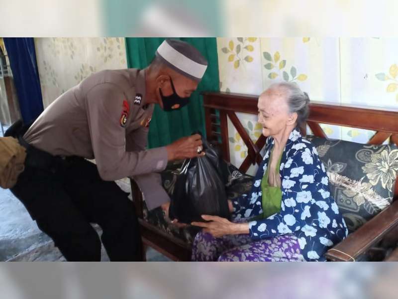 Jumat Peduli, Polres Bojonegoro Berbagi Sembako pada Warga Kurang Mampu