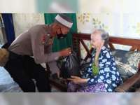 Jumat Peduli, Polres Bojonegoro Berbagi Sembako pada Warga Kurang Mampu