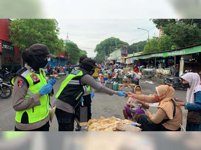 Hari Kartini, Polwan Polres Bojonegoro Berbagi Masker dan Sampaikan Imbuan Larangan Mudik