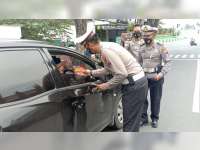 Sat Lantas Polres Bojonegoro Bagikan Brosur Larangan Mudik Lebaran
