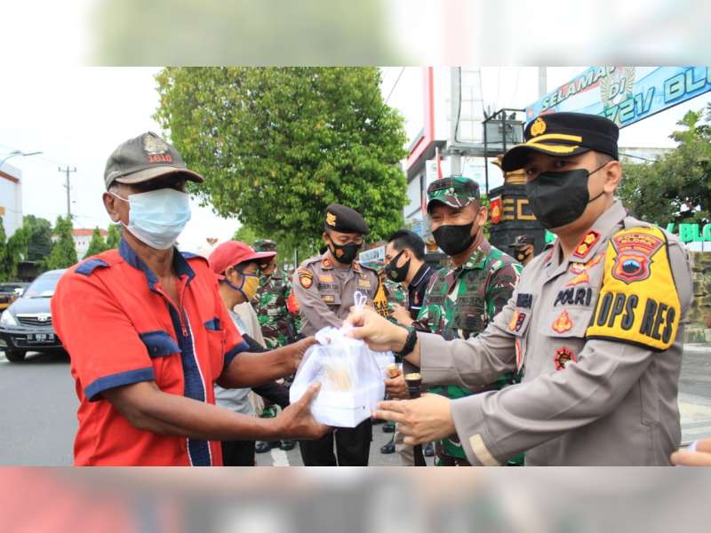 Kompak, Dandim dan Kapolres Blora Bagikan Takjil Gratis untuk Warga