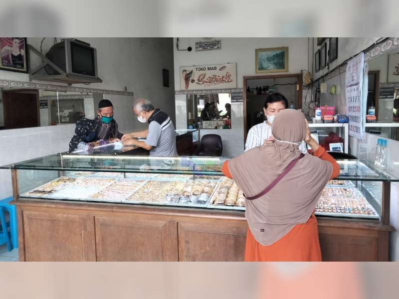 Jelang Lebaran, Warga di Bojonegoro Banyak yang Jual Perhiasan Emas