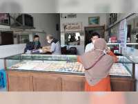 Jelang Lebaran, Warga di Bojonegoro Banyak yang Jual Perhiasan Emas