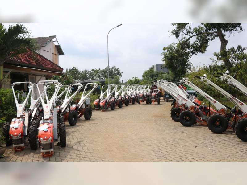 Pemkab Blora Serahkan Bantuan Alsintan dan Bibit Unggul untuk Kelompok Tani