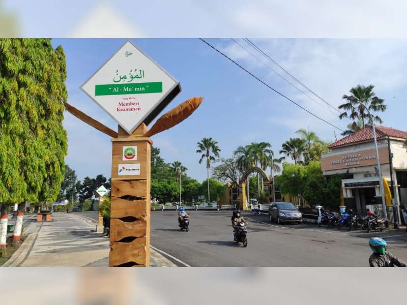 Lampu Hias dengan Lafal 'Asmaul Husna' Dipasang di Seputar Alun-alun Blora