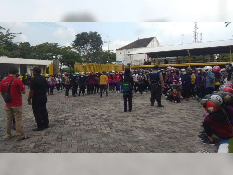Karyawan Pabrik Sepatu di Bojonegoro Gelar Aksi Demo