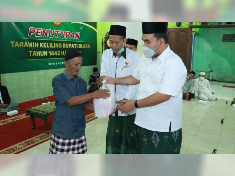 Bupati dan Wakil Bupati Blora Serahkan Zakat untuk Warga Kurang Mampu