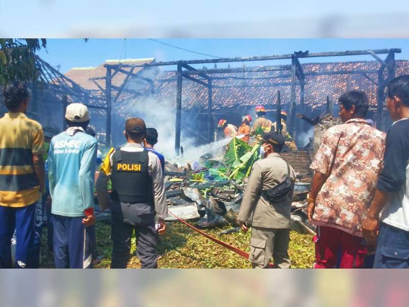 Diduga Akibat Lupa Matikan Kompor Gas, Rumah Warga Dander, Bojonegoro, Ludes Terbakar