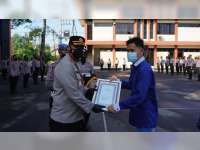 Kapolres Bojonegoro Serahkan Hadiah Pemenang Lomba TikTok Larangan Mudik