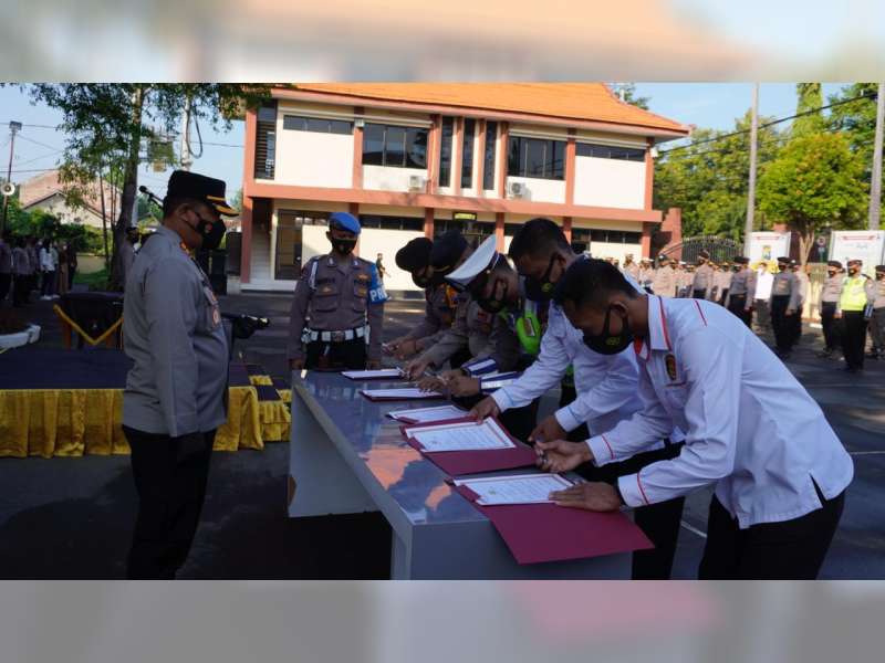 Polisi Bojonegoro Gelar Ikrar dan Tanda Tangani Komitmen Pencegahan Penyalahgunaan Narkoba