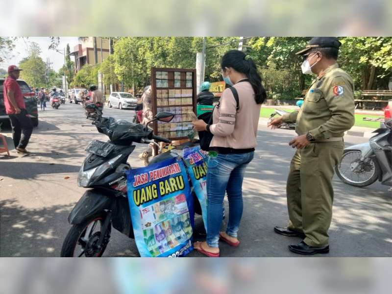 Antisipasi Peredaran Uang Palsu, Satpol PP Bojonegoro Razia Jasa Penukaran Uang Baru