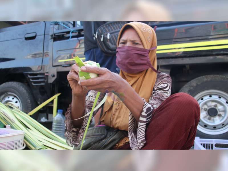 Jelang Perayaan Lebaran Ketupat, Penjual Janur di Blora Raup Berkah