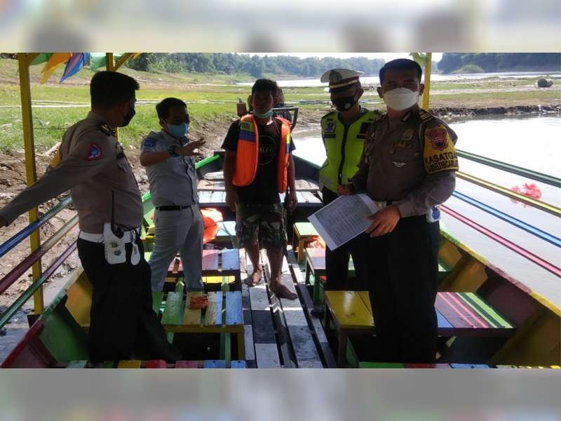 Antisipasi Laka Air, Aparat di Blora Lakukan Pengecekan Standar Keselamatan Perahu Wisata
