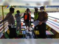 Antisipasi Laka Air, Aparat di Blora Lakukan Pengecekan Standar Keselamatan Perahu Wisata