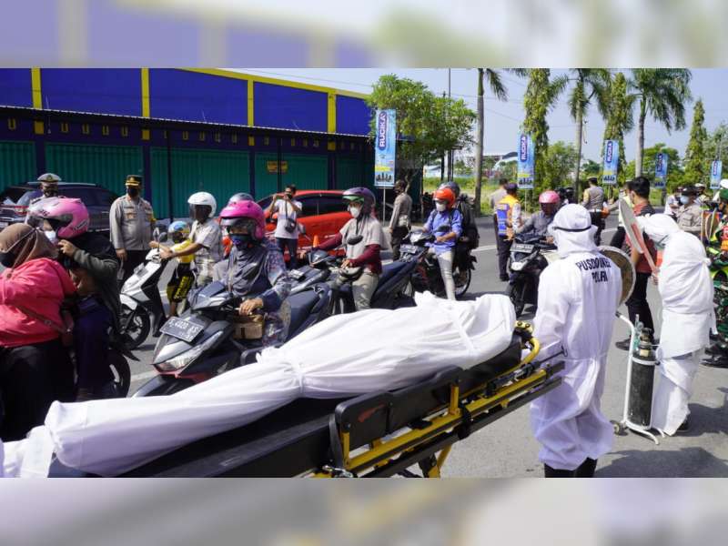 Polisi Bojonegoro Gunakan Replika Pocong saat Laksanakan Sosialisasi Bahaya COVID-19