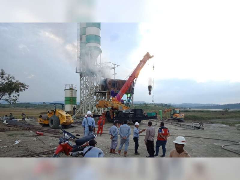 Ruang Operator Pabrik Beton Proyek Rehabilitasi Waduk Pacal di Temayang, Bojonegoro, Terbakar