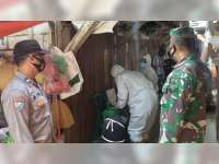 Antisipasi Klaster Baru, Aparat Gabungan di Blora Gelar Test PCR di Pasar Tradisional Medang