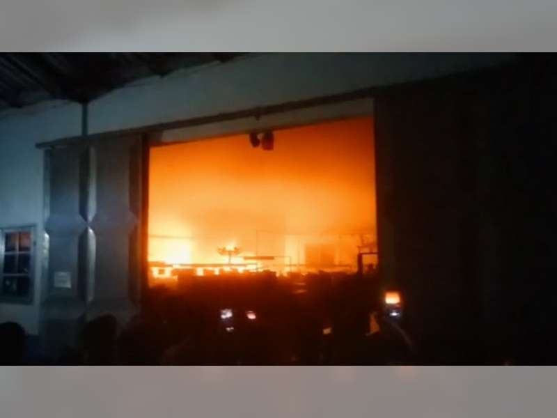 Diduga Akibat Korsleting Listrik, Pabrik Sepatu di Desa Bakung, Kanor, Bojonegoro, Terbakar