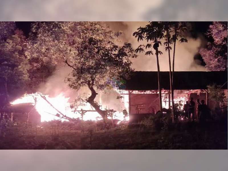 Diduga Akibat Korsleting Listrik, 2 Unit Rumah Milik Warga Ngasem, Bojonegoro, Ludes Terbakar