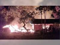 Diduga Akibat Korsleting Listrik, 2 Unit Rumah Milik Warga Ngasem, Bojonegoro, Ludes Terbakar