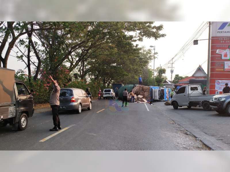 Hendak Isi BBM, Truk Bermuatan Karton di Sumberrejo, Bojonegoro, Terguling