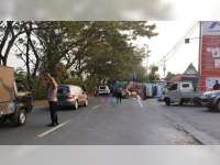 Hendak Isi BBM, Truk Bermuatan Karton di Sumberrejo, Bojonegoro, Terguling