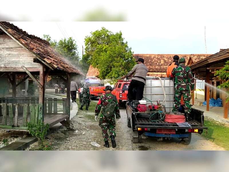 Tekan Penyebaran COVID-19 di Desa Balongsari, Petugas Gabungan Blora Semprot Disinfektan