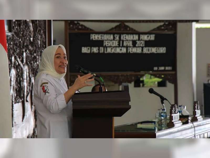 Bupati Bojonegoro Serahkan 486 SK Kenaikan Pangkat PNS Pemkab Bojonegoro