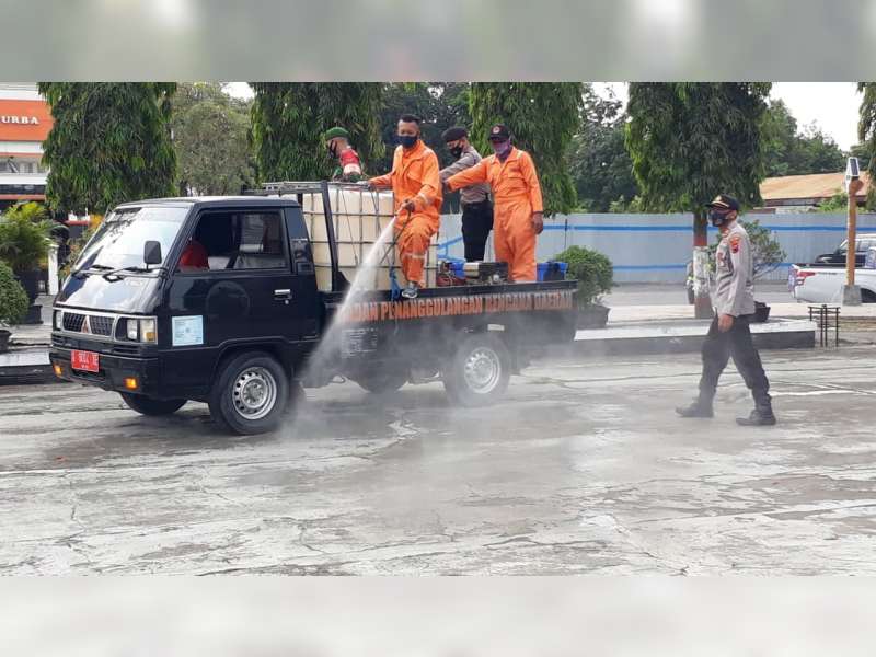 Petugas Gabungan di Blora Lakukan Penyemprotan Disinfektan di Jalan Protokol dan Fasilitas Umum