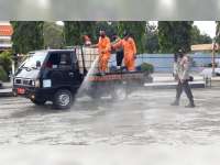 Petugas Gabungan di Blora Lakukan Penyemprotan Disinfektan di Jalan Protokol dan Fasilitas Umum
