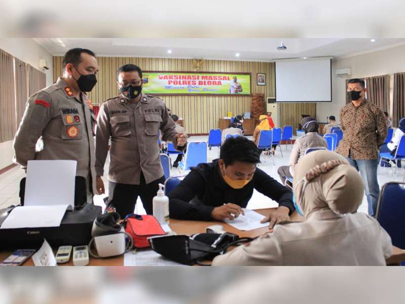 Kapolres Blora Pantau Vaksinasi COVID-19 bagi Anggota Polri dan Keluarga