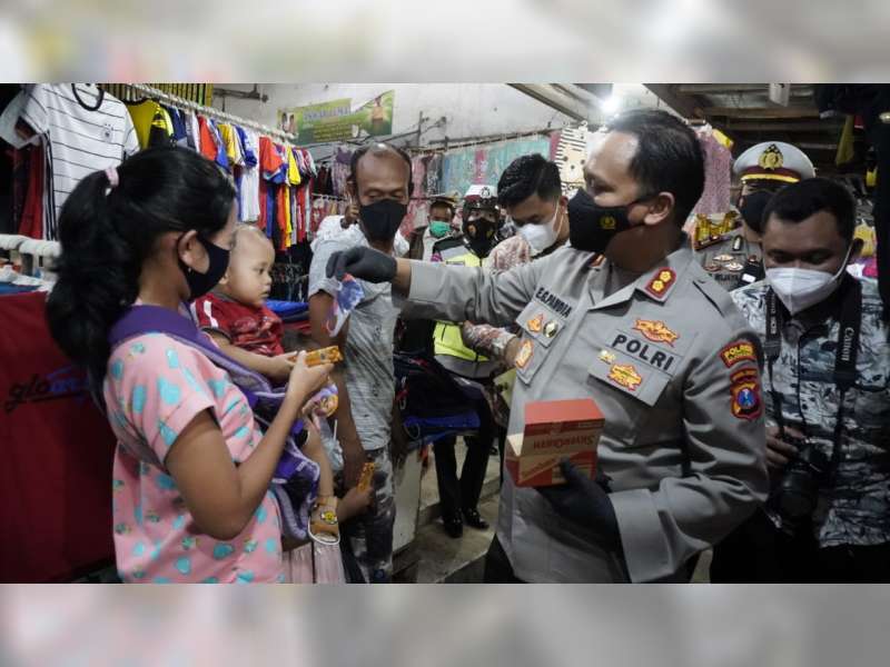 Polres Bojonegoro Bagikan 10 Ribu Masker pada Masyarakat