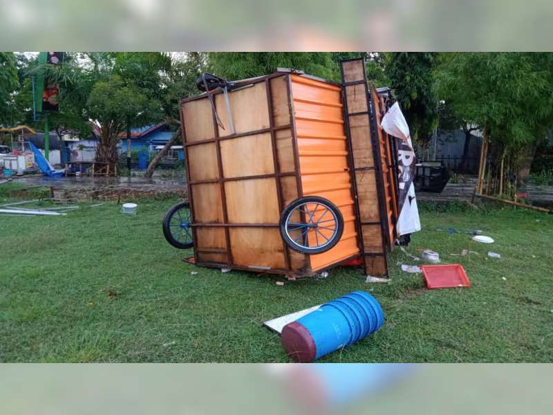 Diterjang Angin Kencang, 7 Lapak Pedagang di Lapangan Kridosono Blora, Rusak