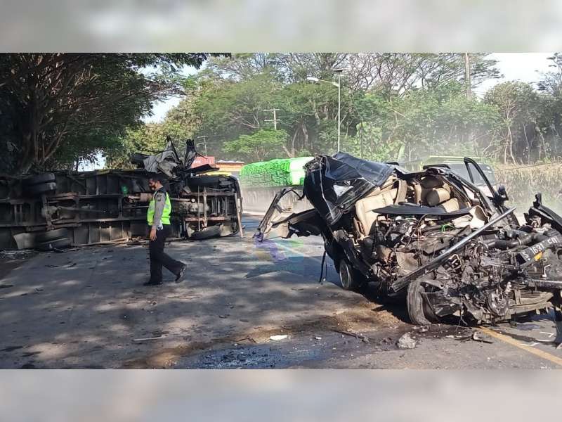 Isuzu Panther Tabrak Truk di Tuban, Pengemudi Panther Meninggal Dunia di TKP